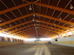 Construimos en madera laminada junto con otros materiales ecologicos picaderos y boxes para caballos