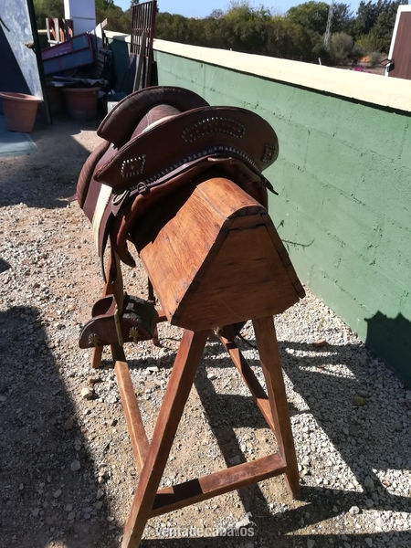 en venta dos sillas,una portuguesa y otra galapago