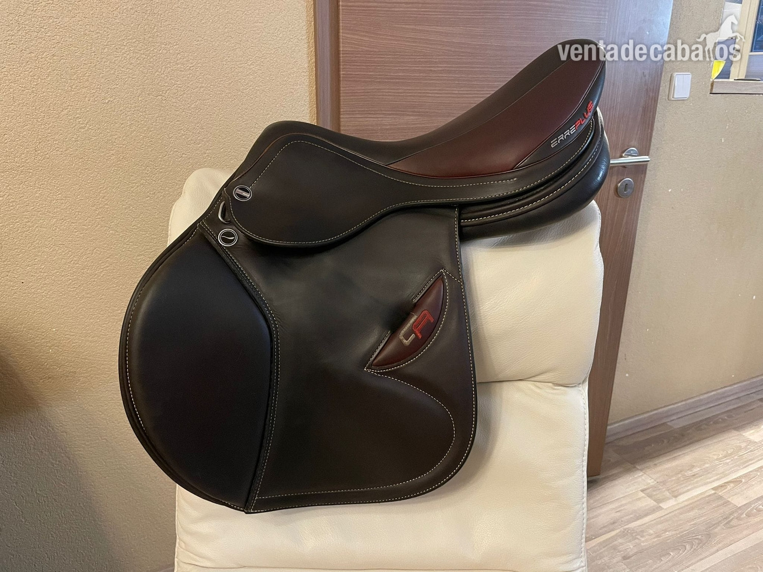 Vendo silla de doma muy usada de la marca Butterfly, modelo Uta Gräf