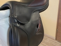 Vendo silla de doma muy usada de la marca Butterfly, modelo Uta Gräf