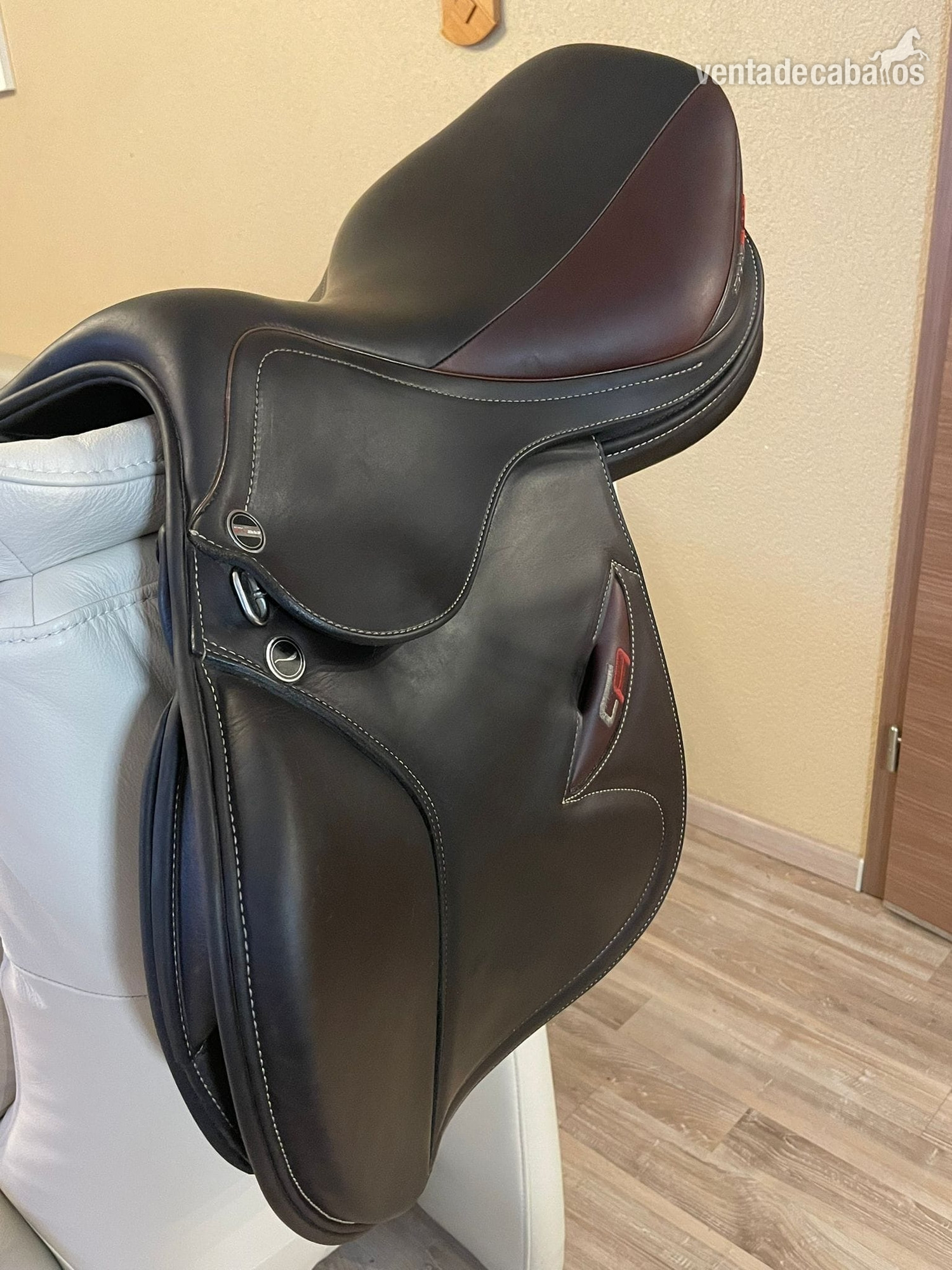  Vendo silla de doma muy usada de la marca Butterfly, modelo Uta Gräf