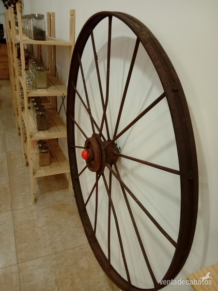 Antiguas ruedas de hierro, escucho ofertas. in 