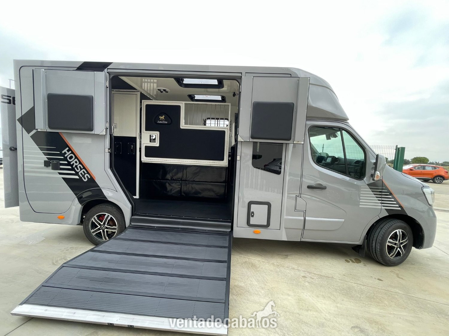 Fabricante de furgoneta para caballos de alta gama  