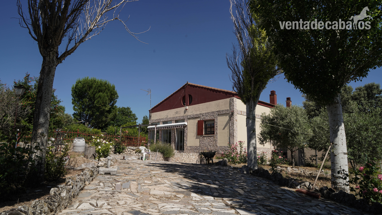 Chalet con parcela + boxes para caballos + finca rústica in Cigales (Valladolid)