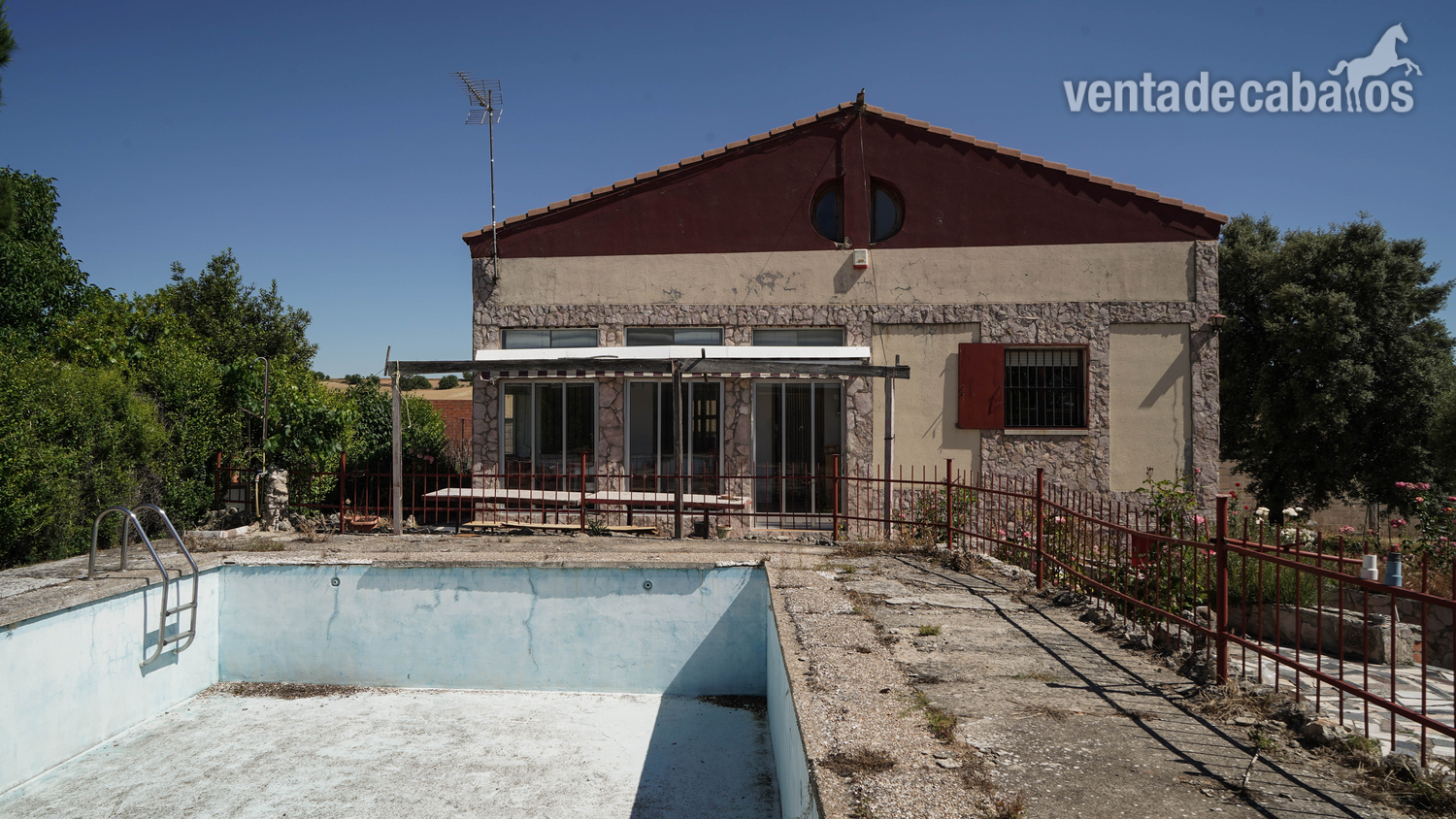 Chalet con parcela + boxes para caballos + finca rústica - Finca ecuestre in Cigales (Valladolid)