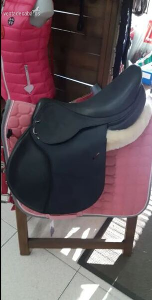 Silla de Montar Salto 17 5" HBC. Nueva. En OFERTA!!! - Sillas de montar
