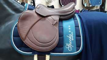 Silla de Montar Salto 17" HBC. Nueva. En Oferta!!!