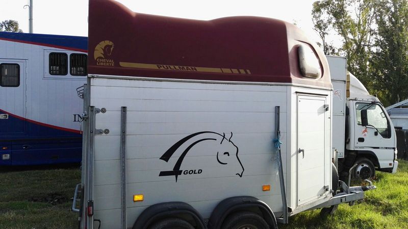 Van 2 caaballos cheval liberte