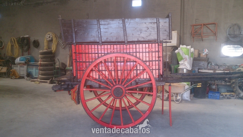 carro antiguoCarro en perfecto estado con todos sus aperos , menos lona . matriculado en Tudela de Duero mejor ver esta perfecto. precio negociable . teléfono y whassap  - Carruajes y Enganches in 