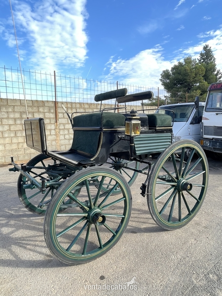  Se venden 4 coches de caballos