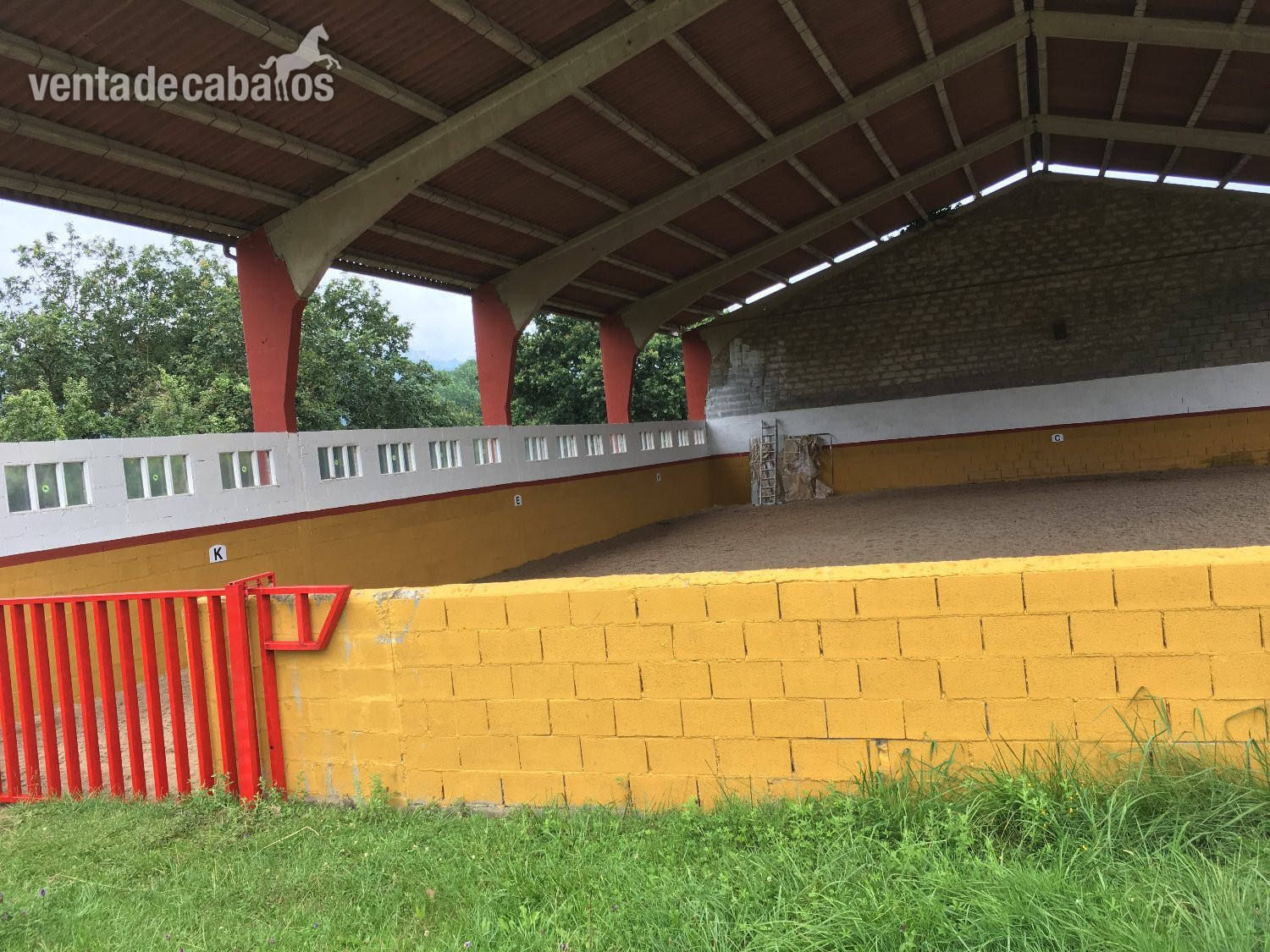 VENTA HÍPICA URBANA EN OVIEDO - Hípicas y establos en venta
