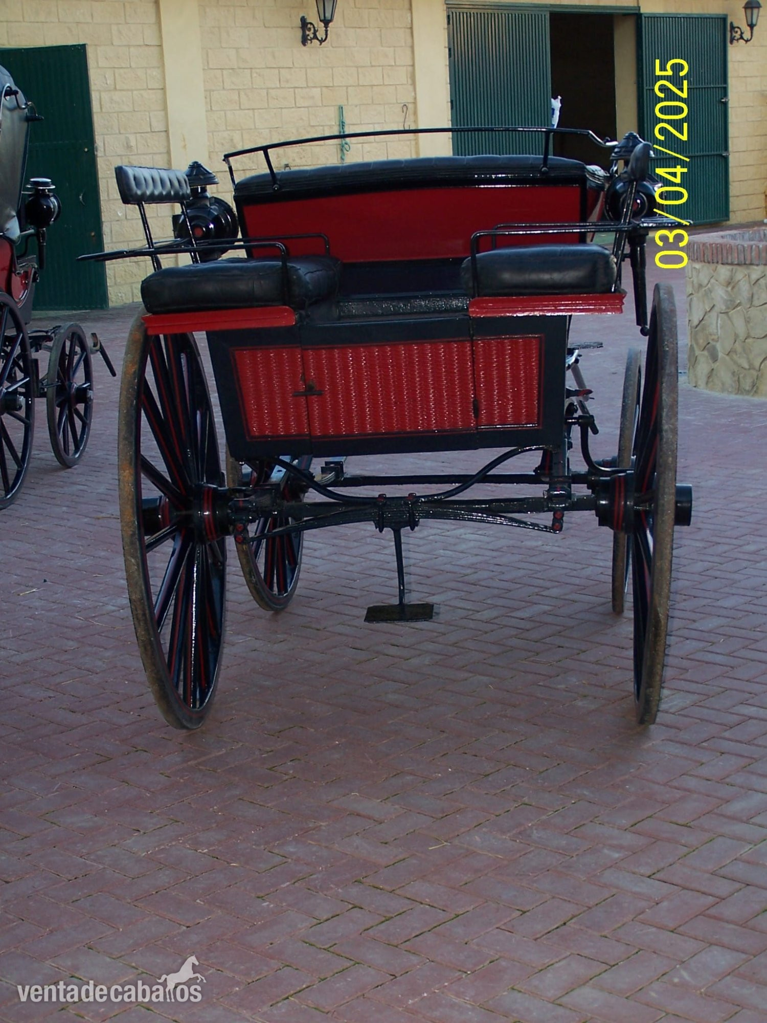  SE VENDEN DOS  COCHES DE CABALLOS DE EPOCA Y UNO DE ENTRENAMIENTO 