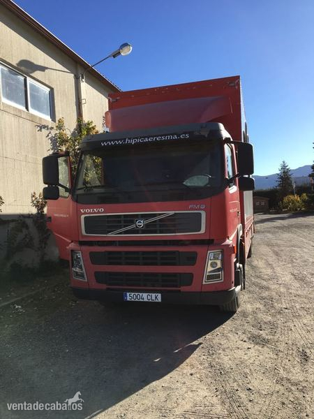 Camion volvo 8 caballos con vivienda 