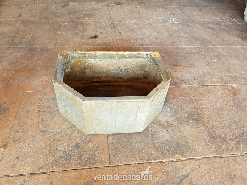  Lote de Comedero, forrajera, soporte piedra, cepillo 