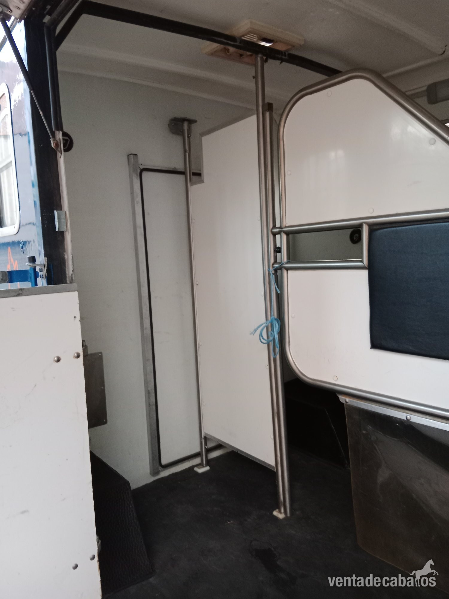 Furgoneta para dos caballos Equitrek Sonic 5 (0ct. 2019, 118 700 km) 47 500 euros - Transportes de caballos