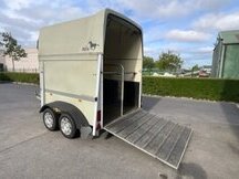 Remolque Humbaur para dos caballos