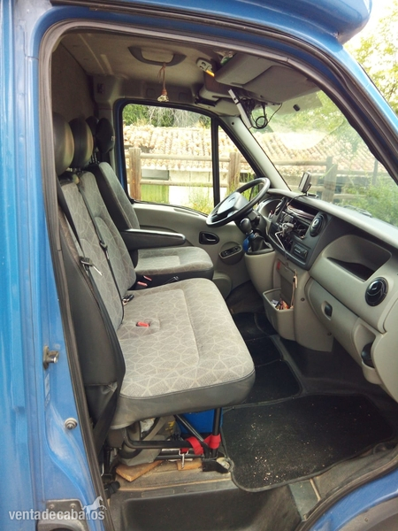 Se vende Renault Master para 2 caballos