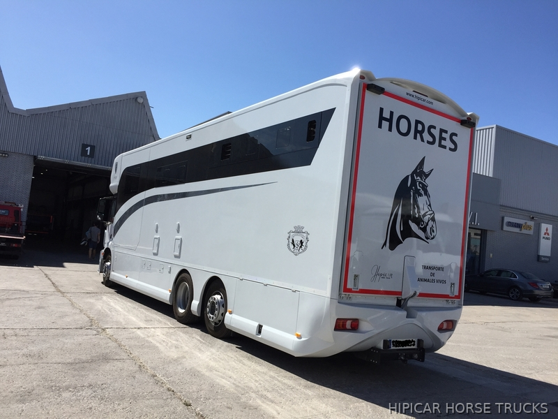 Fabricación y adaptación de Camión para transporte de Caballos 
