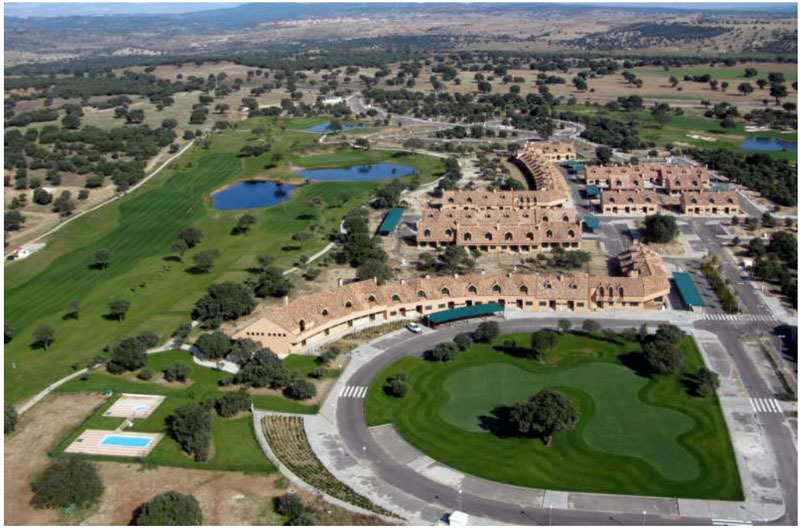 Se vende finca de 2,25 has. dentro del Campo de Golf (18 hoyos) de Escalona (Toledo) a 60 km. de Madrid-Capital. Ideal para actividad hípica compatible con gran vivienda unifamiliar o para la construcción de aphartotel con bungalow (26 unidades aprox.). - Finca ecuestre