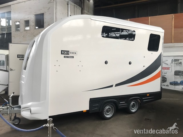Remolque EQUITREK CARGA LATERAL con VIVIENDA o con  GUADARNES amplio.