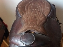 Sillas de montar para que luzcáis guapos tu caballo y tú.