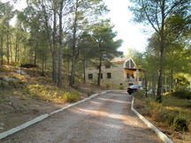 Casa de campo con dos casas pareadas. Finca de 11.700 m2. 4 baños. Vistas a la montaña. Parking y garaje. En Polop.