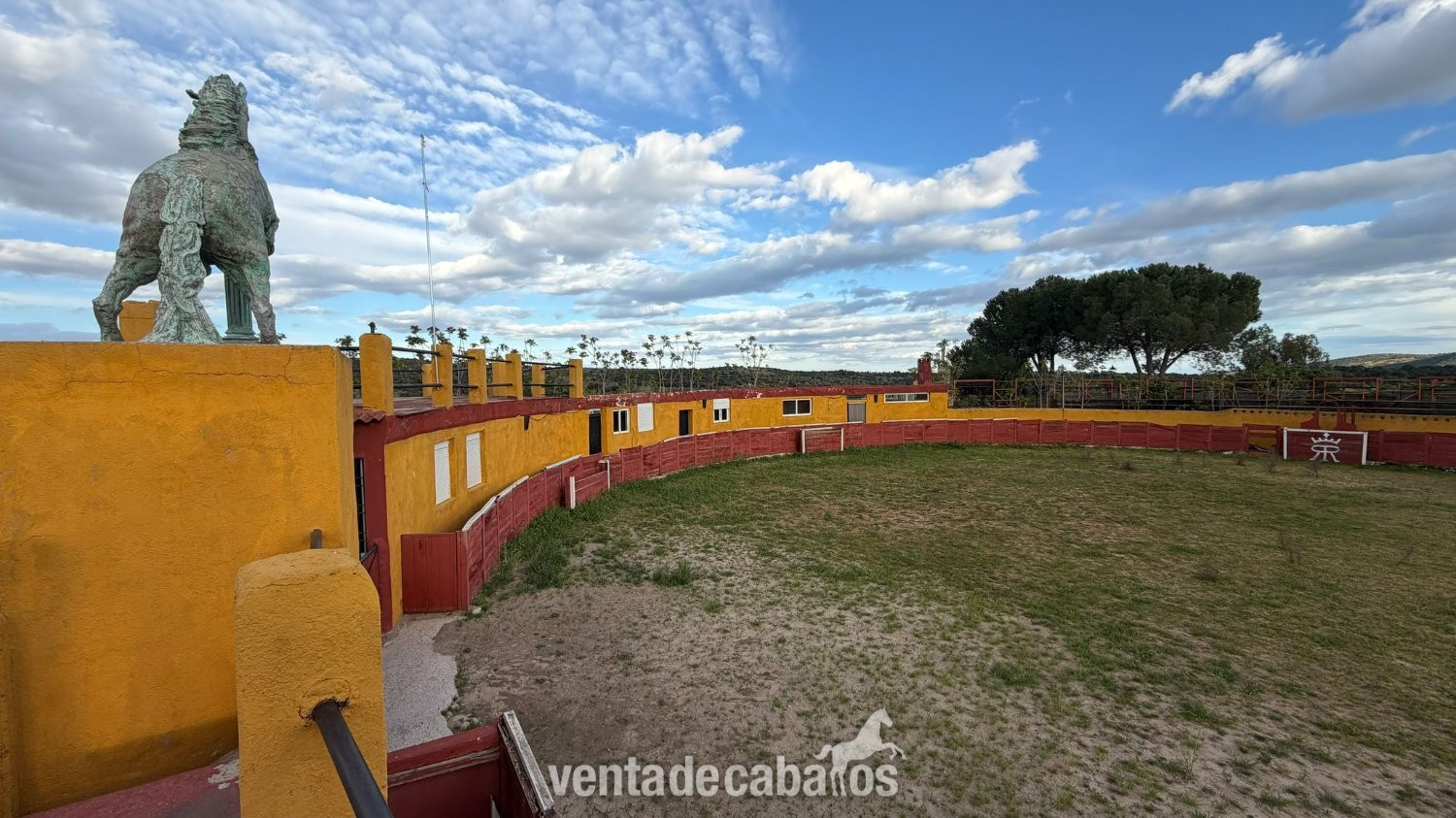 Finca rustica consolidado con vivienda y cuadras in Navas del Rey 