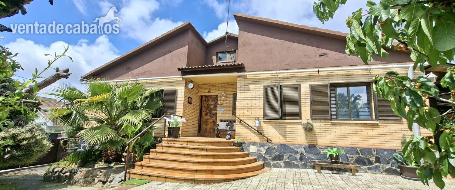 Casa con instalaciones Hípicas y código Rega 5 caballos en Cànoves - Finca ecuestre in Cànoves i Samalús